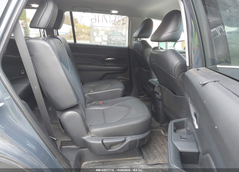2024 TOYOTA GRAND HIGHLANDER XLE VIN: 5TDAAAB5XRS024297