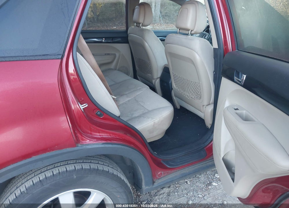 2011 KIA SORENTO LX VIN: 5XYKT4A19BG033462