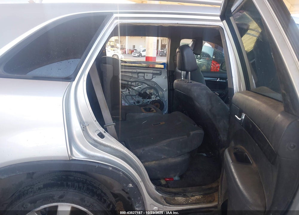 2011 KIA SORENTO LX VIN: 5XYKT3A17BG083402