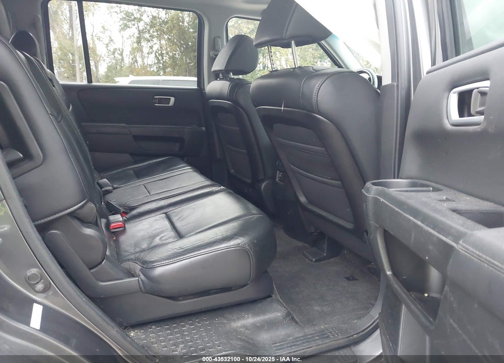 2011 HONDA PILOT EX-L VIN: 5FNYF4H55BB078139