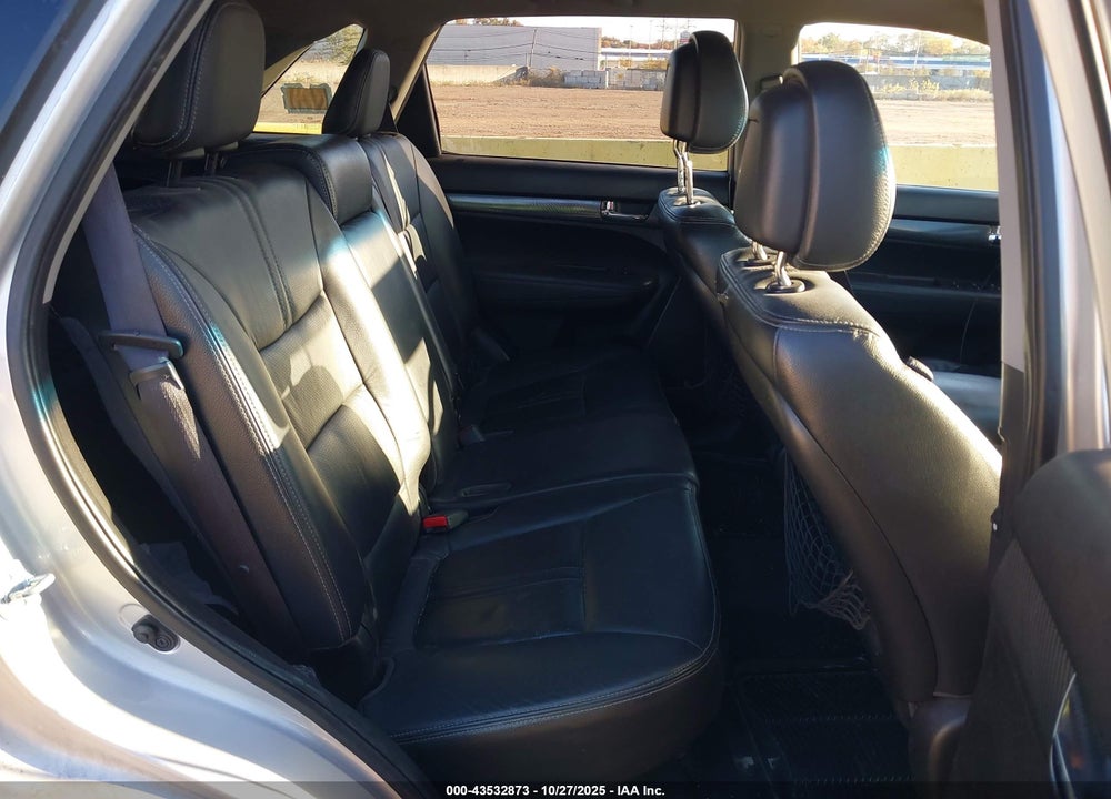 2011 KIA SORENTO SX V6 VIN: 5XYKWDA23BG093673