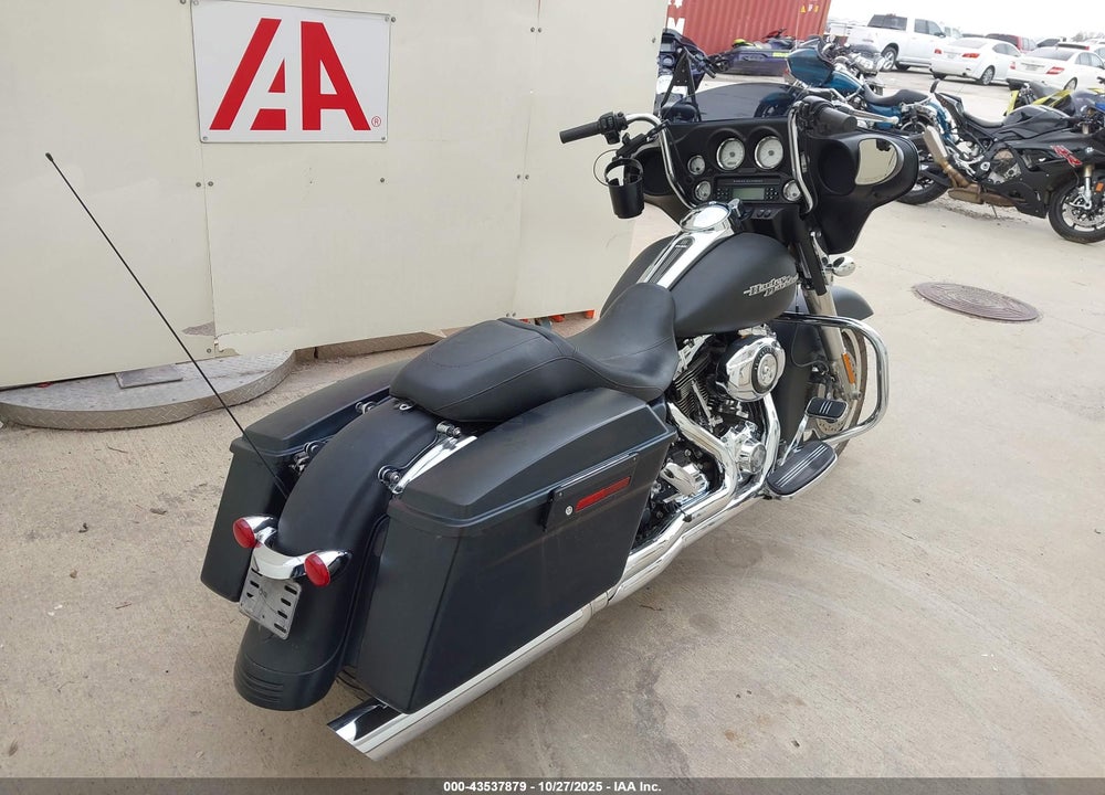 2011 HARLEY-DAVIDSON FLHX VIN: 1HD1KB413BB672458