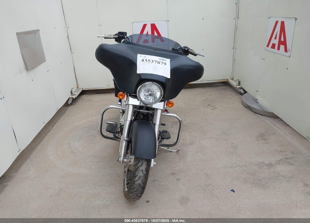2011 HARLEY-DAVIDSON FLHX VIN: 1HD1KB413BB672458