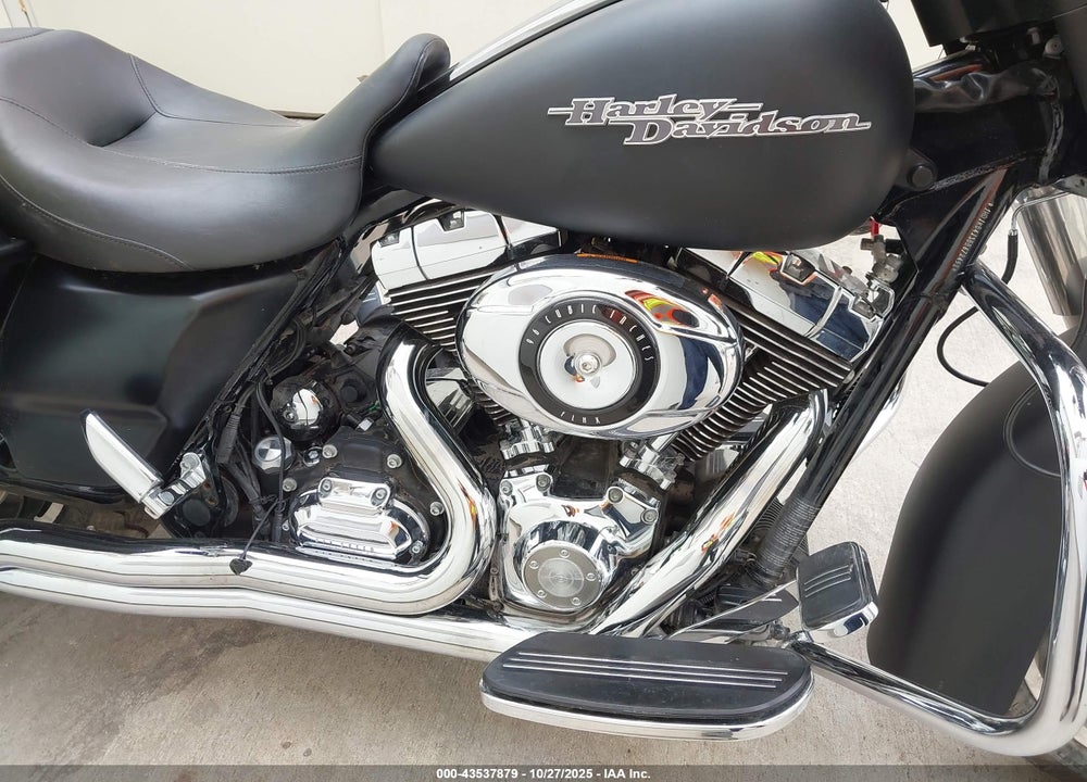 2011 HARLEY-DAVIDSON FLHX VIN: 1HD1KB413BB672458