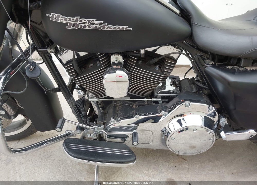 2011 HARLEY-DAVIDSON FLHX VIN: 1HD1KB413BB672458
