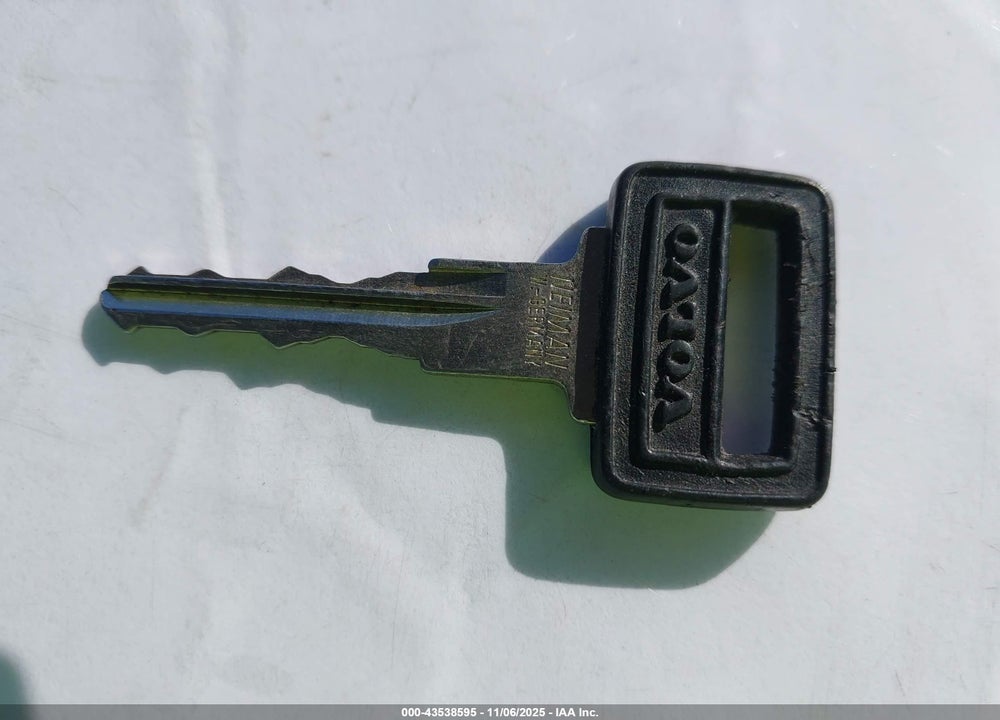 1990 VOLVO 240 DL VIN: YV1AA8848L1424672