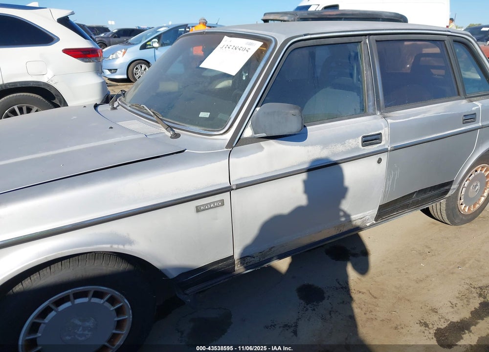 1990 VOLVO 240 DL VIN: YV1AA8848L1424672