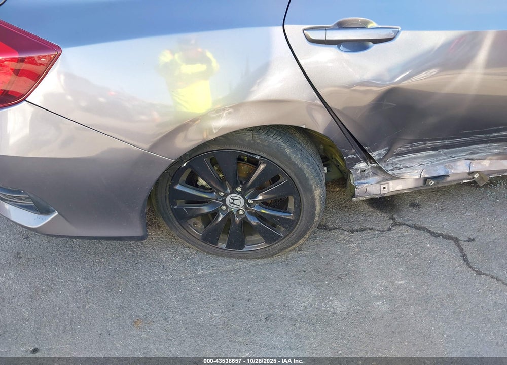 2018 HONDA CIVIC LX VIN: 19XFC2F50JE019740