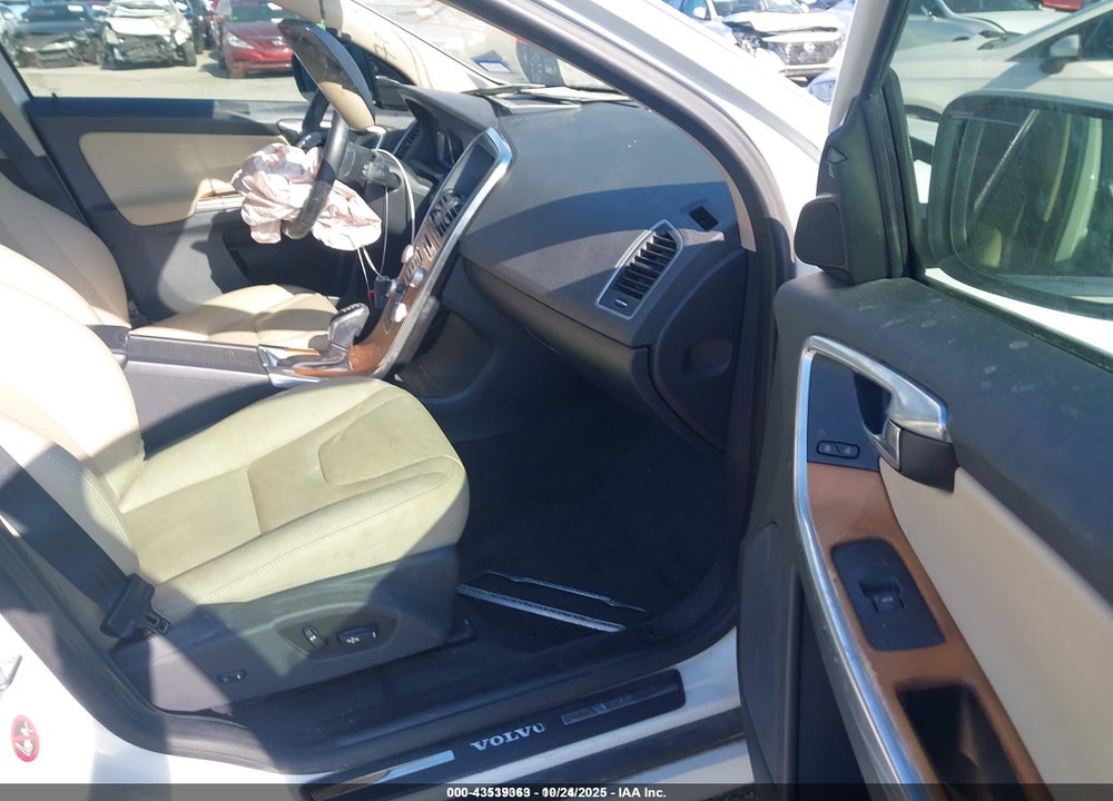 2017 VOLVO XC60 T5 INSCRIPTION VIN: YV440MDU1H2196016