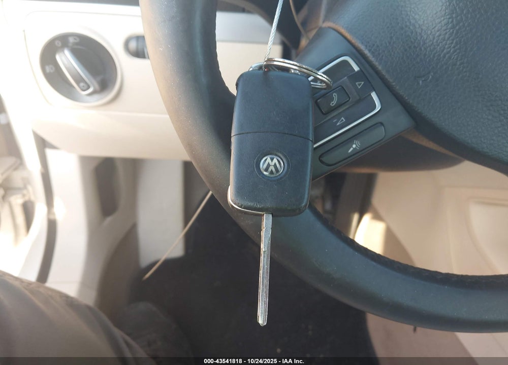 2012 VOLKSWAGEN EOS KOMFORT VIN: WVWBW7AH5CV006033