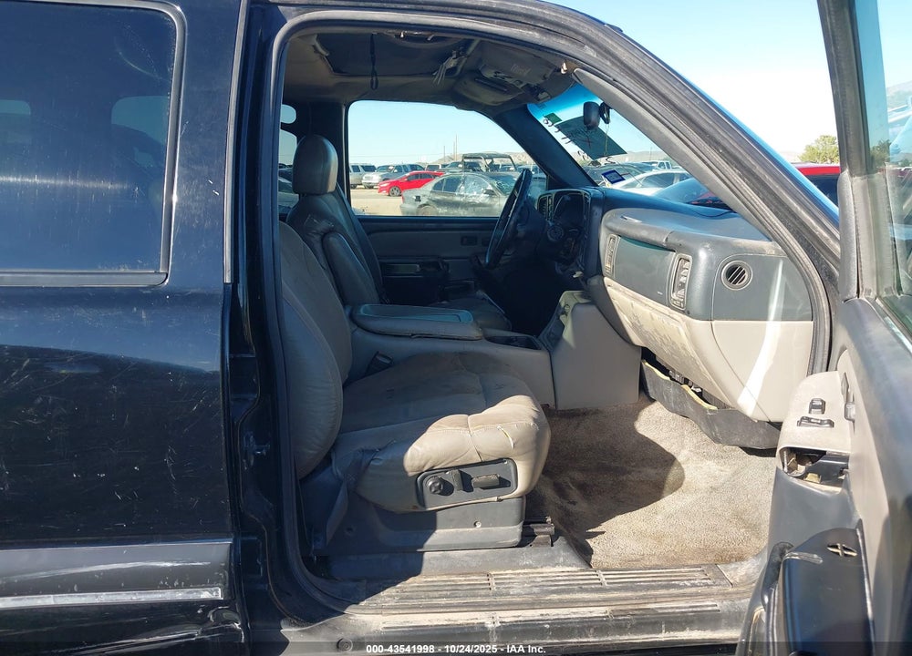 2000 CHEVROLET SUBURBAN 1500 LT VIN: 3GNFK16T5YG199458