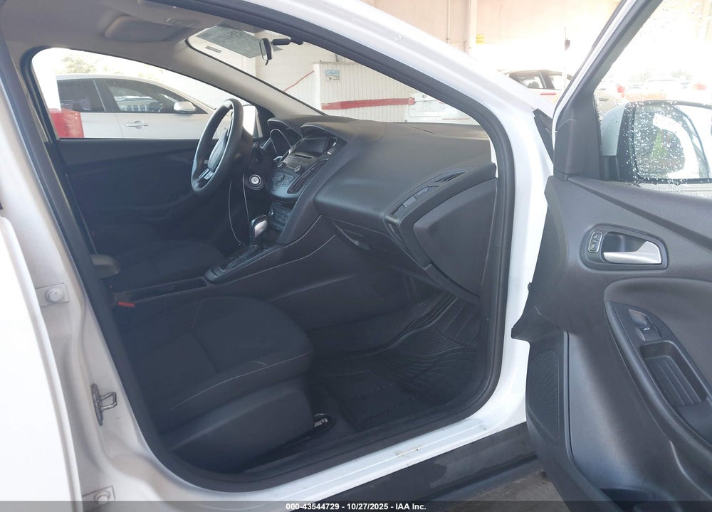 2015 FORD FOCUS SE VIN: 1FADP3K28FL222702