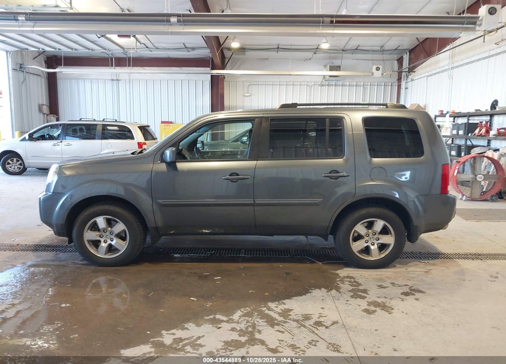 2011 HONDA PILOT VIN: 5FNYF4H56BB092437