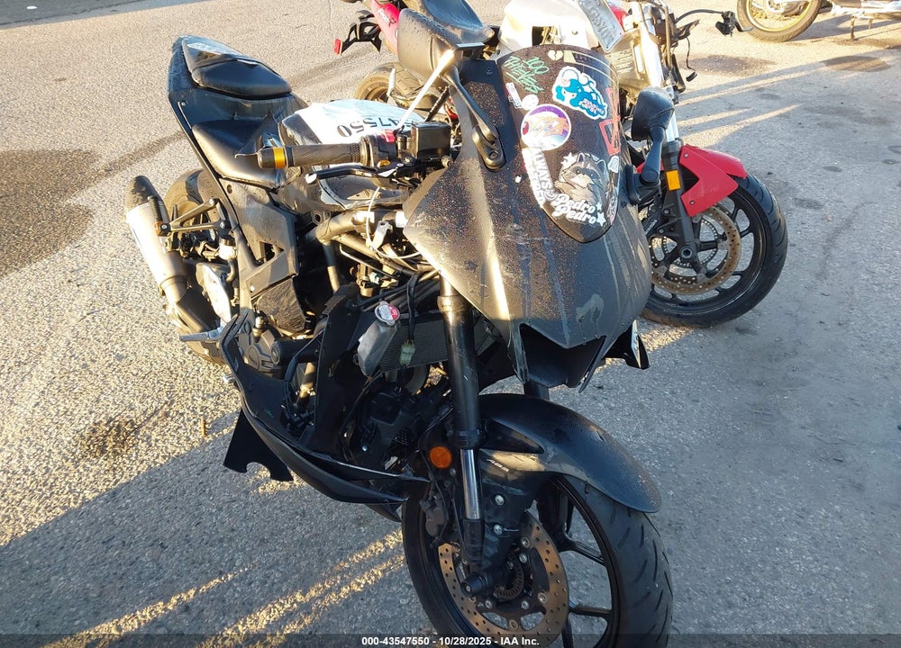 2021 YAMAHA YZFR3 A VIN: MH3RH18Y2MK005888