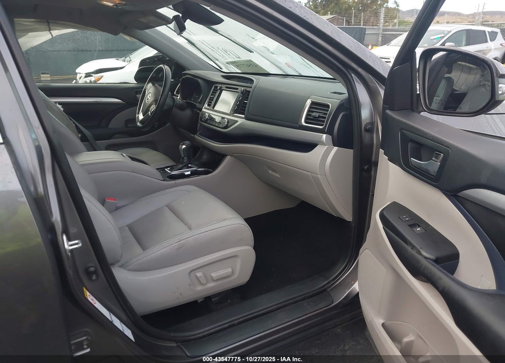 2019 TOYOTA HIGHLANDER XLE VIN: 5TDJZRFH9KS988911