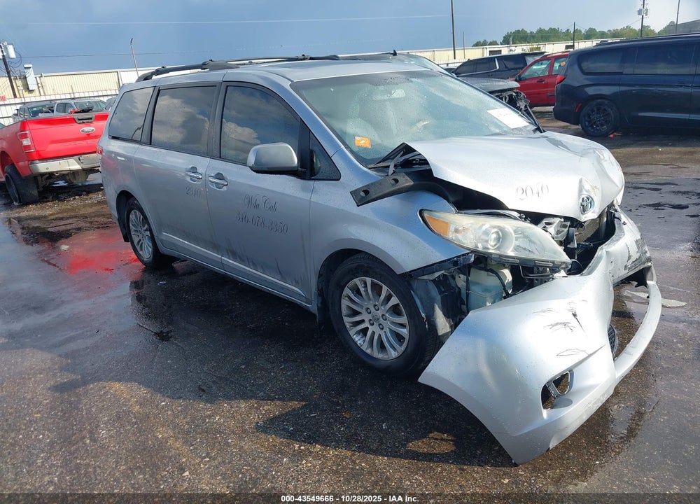 2013 TOYOTA SIENNA XLE V6 8 PASSENGER VIN: 5TDYK3DC8DS284225