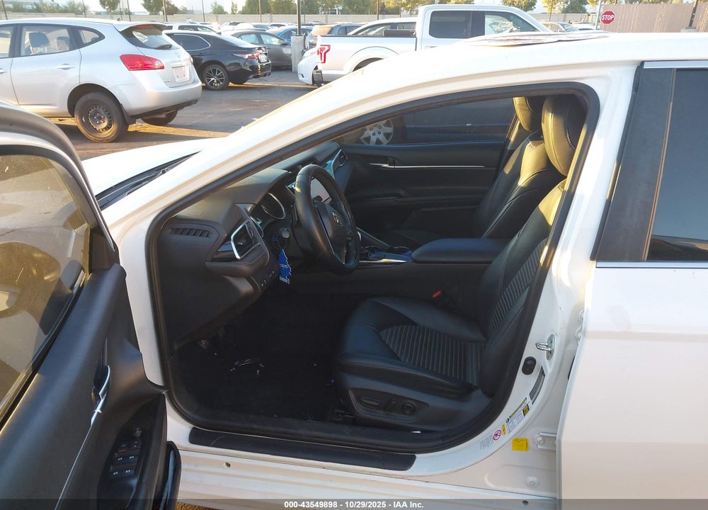 2018 TOYOTA CAMRY SE VIN: 4T1B11HK0JU657646