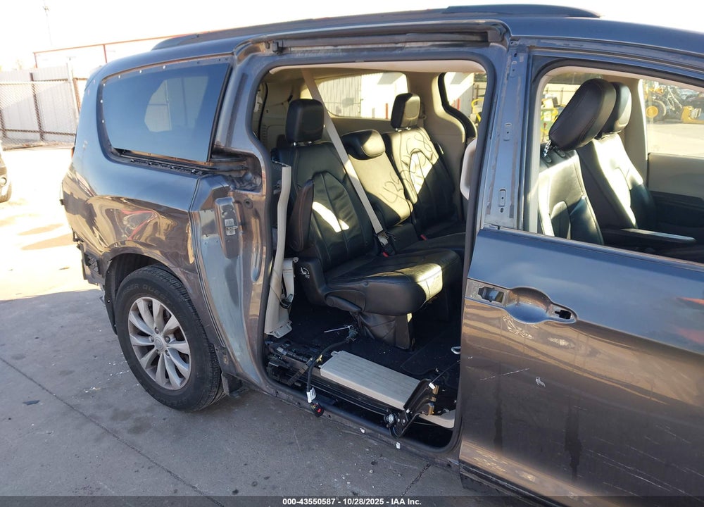 2017 CHRYSLER PACIFICA TOURING L VIN: 2C4RC1BG3HR517079