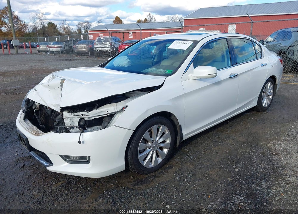 2013 HONDA ACCORD VIN: 1HGCR3F88DA000329