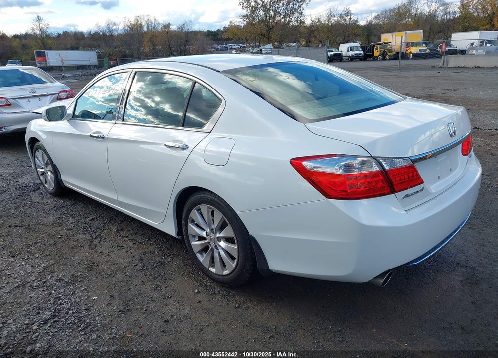 2013 HONDA ACCORD VIN: 1HGCR3F88DA000329