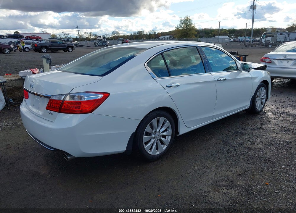 2013 HONDA ACCORD VIN: 1HGCR3F88DA000329