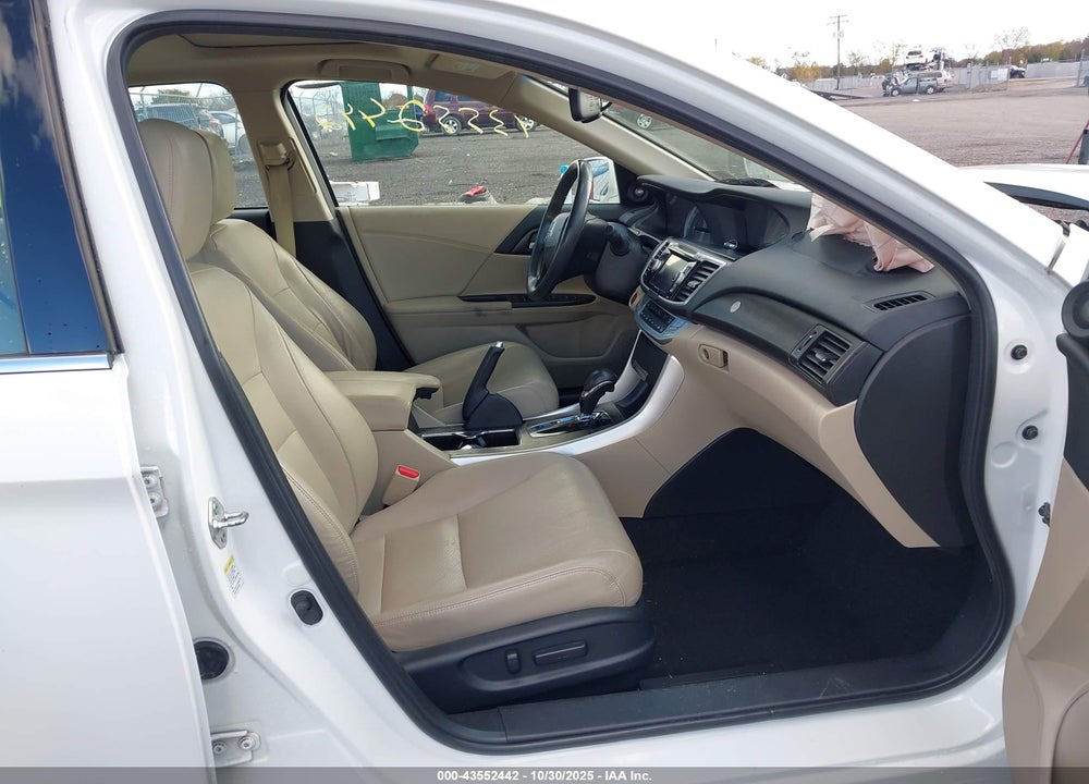 2013 HONDA ACCORD VIN: 1HGCR3F88DA000329