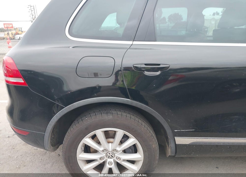 2014 VOLKSWAGEN TOUAREG TDI SPORT VIN: WVGEP9BP8ED010092