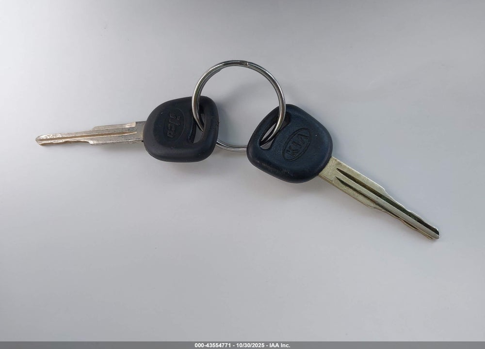 2002 KIA SPECTRA GS/GSX VIN: KNAFB161425084613