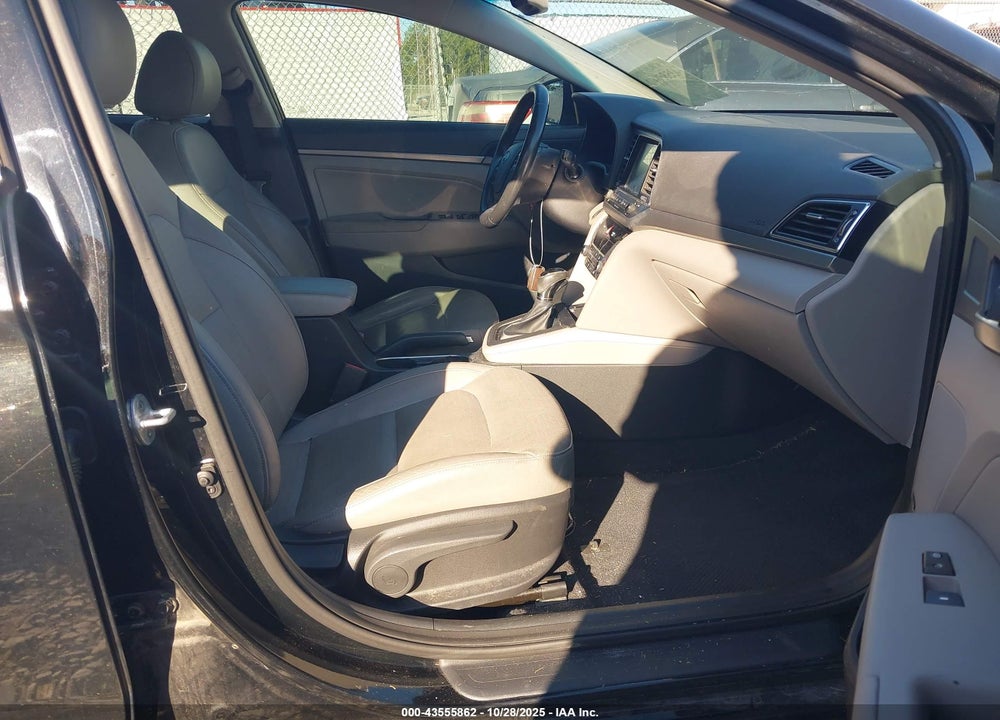 2017 HYUNDAI ELANTRA VIN: 5NPD84LF0HH042135