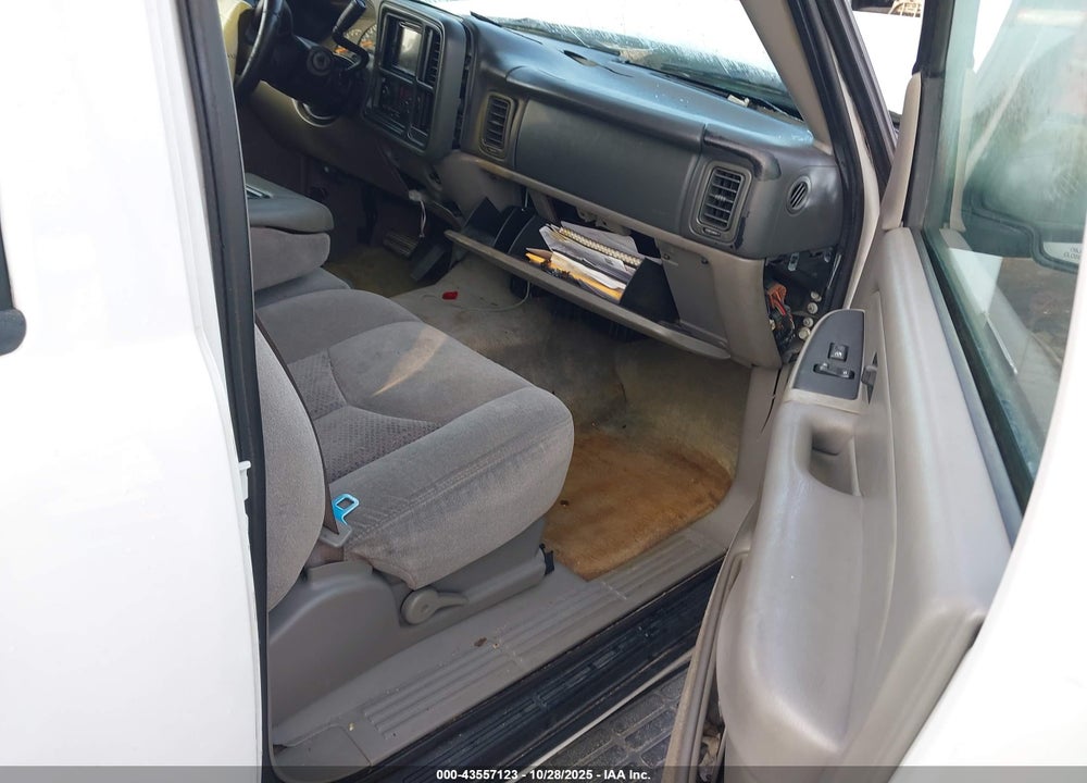 2004 CHEVROLET TAHOE LS VIN: 1GNEC13V14R112258