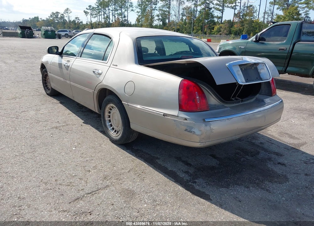 2000 LINCOLN TOWN CAR EXECUTIVE VIN: 1LNHM81W6YY828815