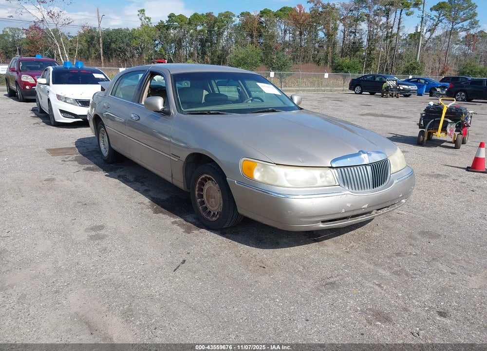2000 LINCOLN TOWN CAR EXECUTIVE VIN: 1LNHM81W6YY828815
