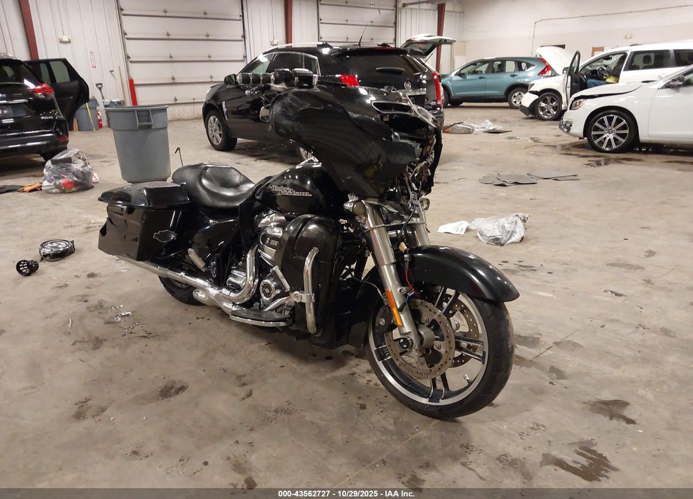 2018 HARLEY-DAVIDSON FLHX STREET GLIDE VIN: 1HD1KBC14JB670265