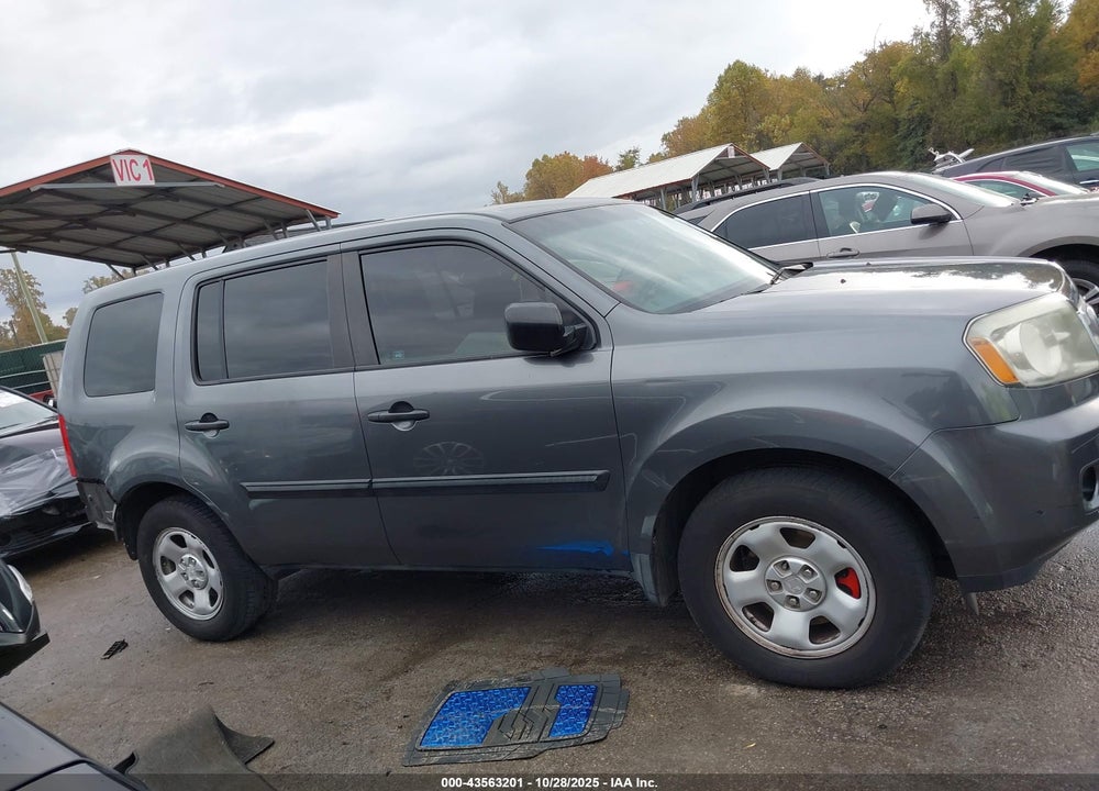 2011 HONDA PILOT LX VIN: 5FNYF3H26BB003983