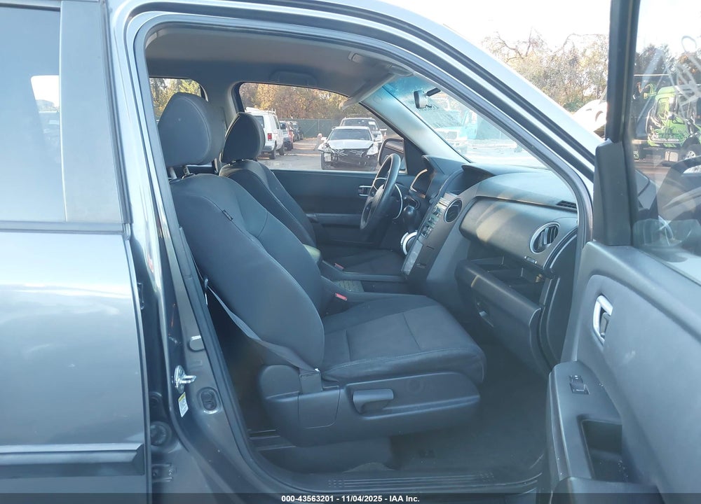 2011 HONDA PILOT LX VIN: 5FNYF3H26BB003983