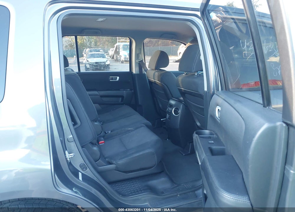 2011 HONDA PILOT LX VIN: 5FNYF3H26BB003983