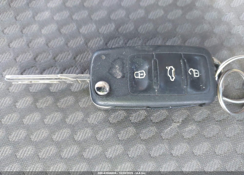 2011 VOLKSWAGEN TIGUAN S VIN: WVGBV7AX8BW001617