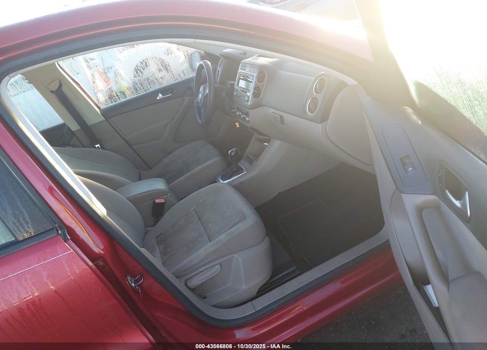 2011 VOLKSWAGEN TIGUAN S VIN: WVGBV7AX8BW001617