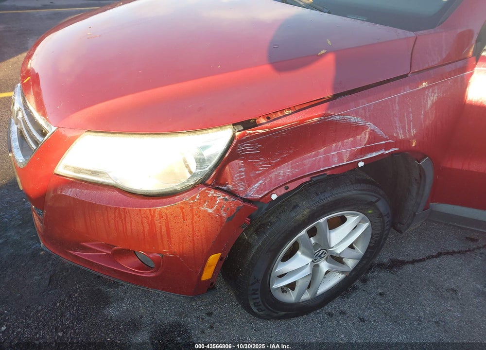 2011 VOLKSWAGEN TIGUAN S VIN: WVGBV7AX8BW001617