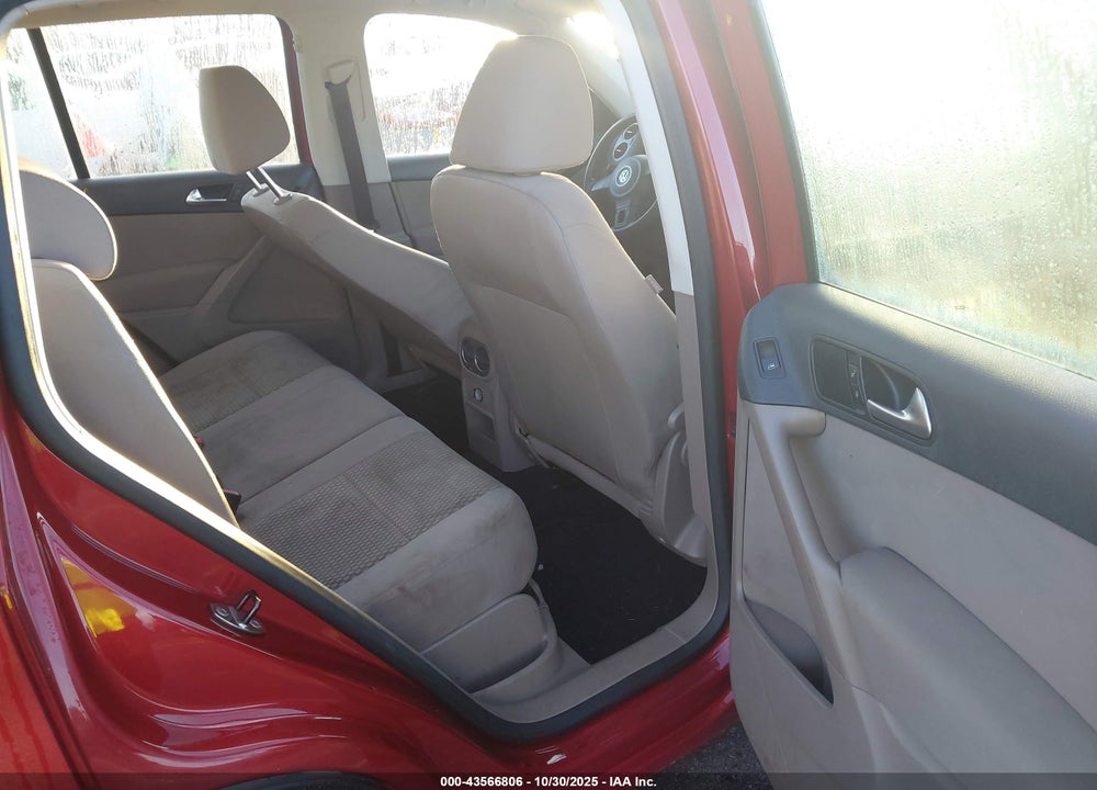 2011 VOLKSWAGEN TIGUAN S VIN: WVGBV7AX8BW001617