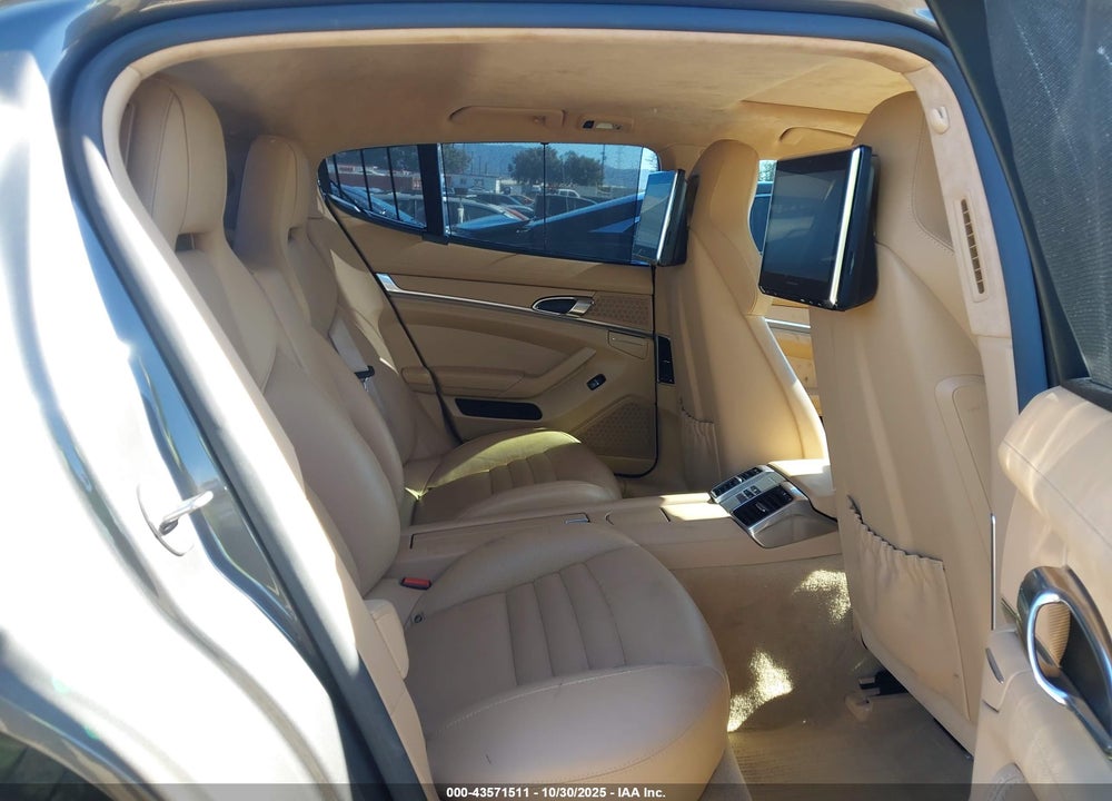 2016 PORSCHE PANAMERA GTS VIN: WP0AF2A73GL081577