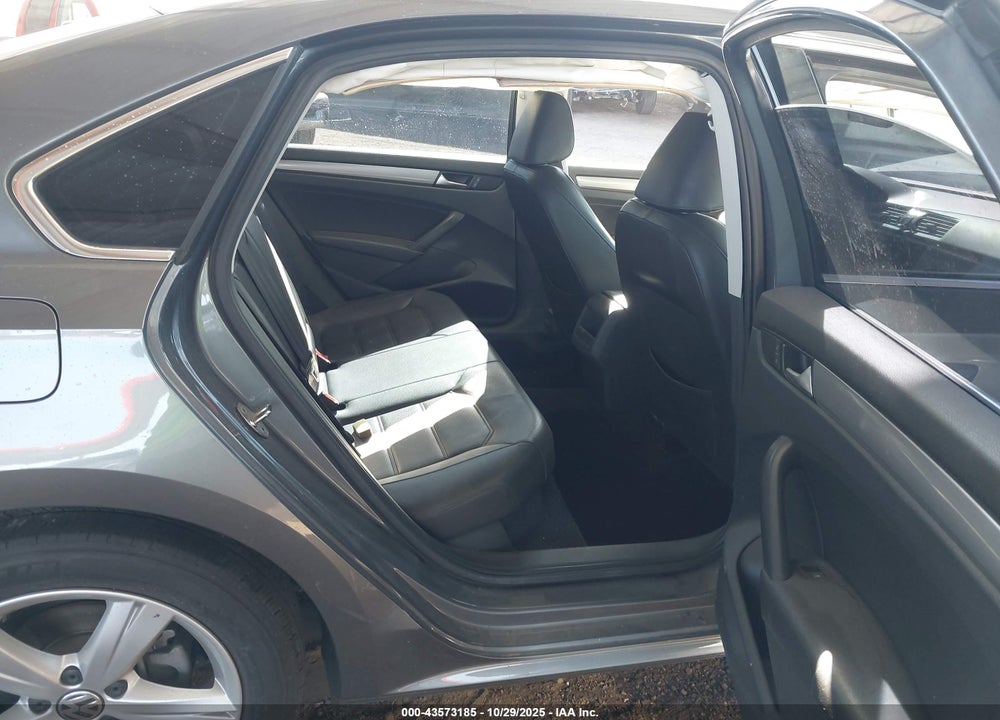 2015 VOLKSWAGEN PASSAT VIN: 1VWAT7A39FC105279
