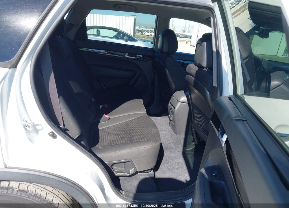 2015 KIA SORENTO LX V6 VIN: 5XYKT4A7XFG638522