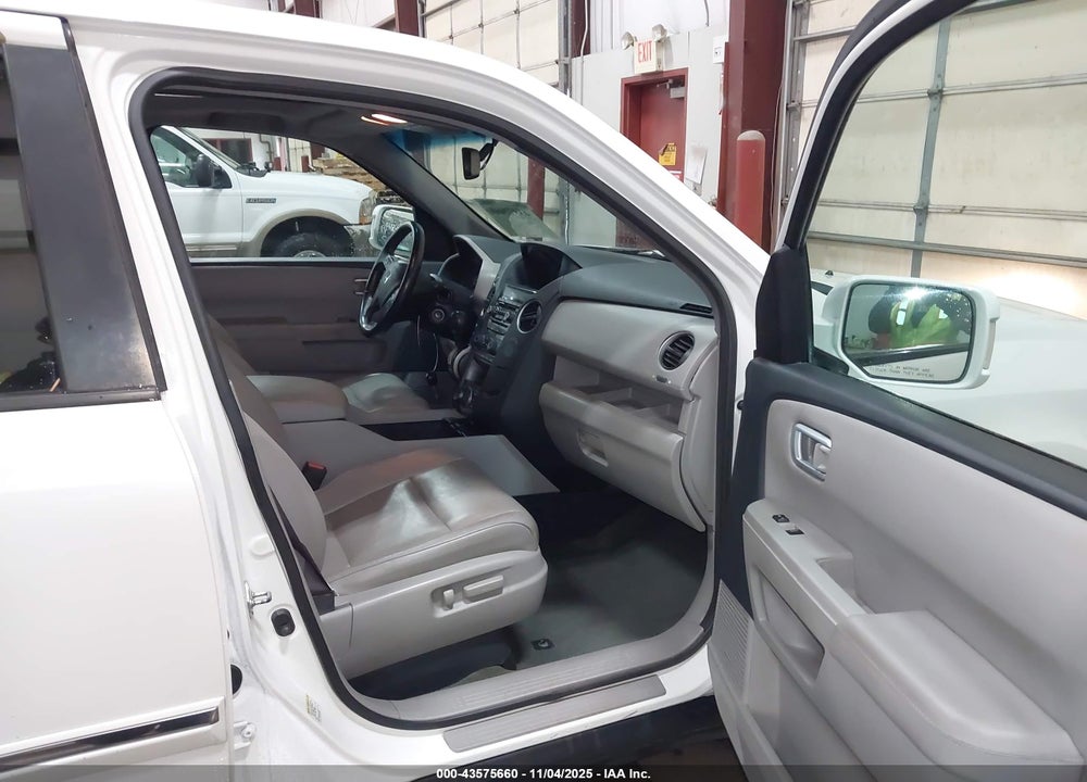 2015 HONDA PILOT TOURING VIN: 5FNYF4H90FB047566