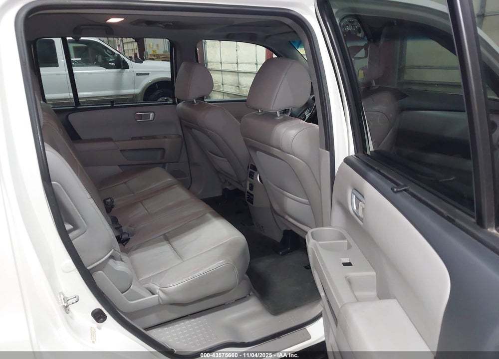 2015 HONDA PILOT TOURING VIN: 5FNYF4H90FB047566
