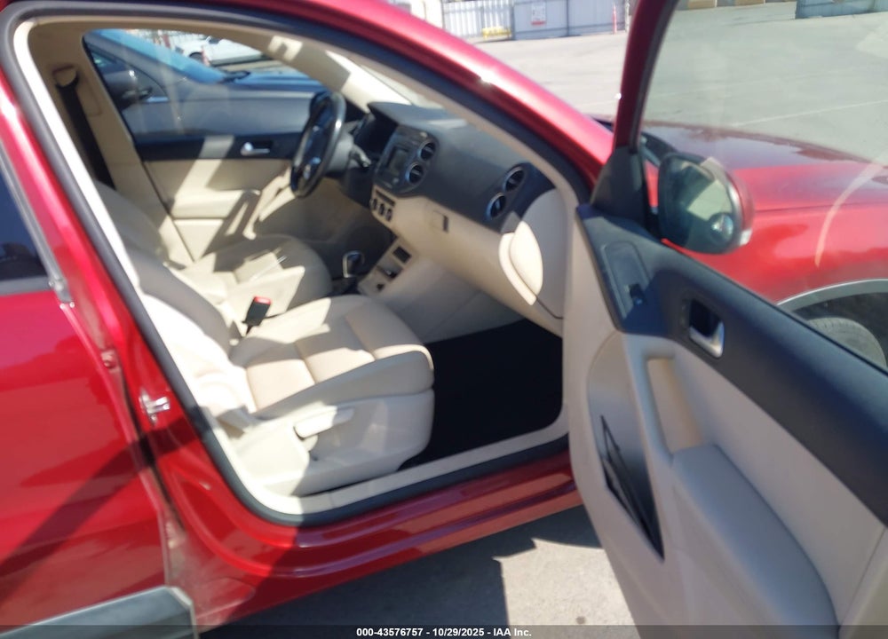 2016 VOLKSWAGEN TIGUAN VIN: WVGAV7AX2GW086778