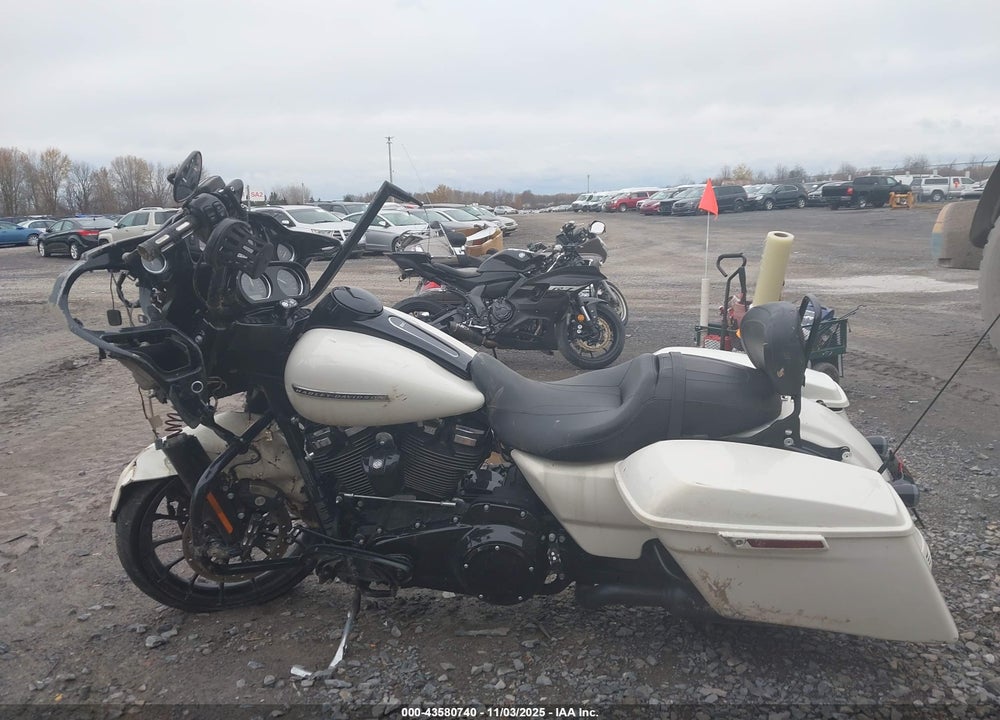 2018 HARLEY-DAVIDSON FLTRXS ROAD GLIDE SPECIAL VIN: 1HD1KTC16JB674338