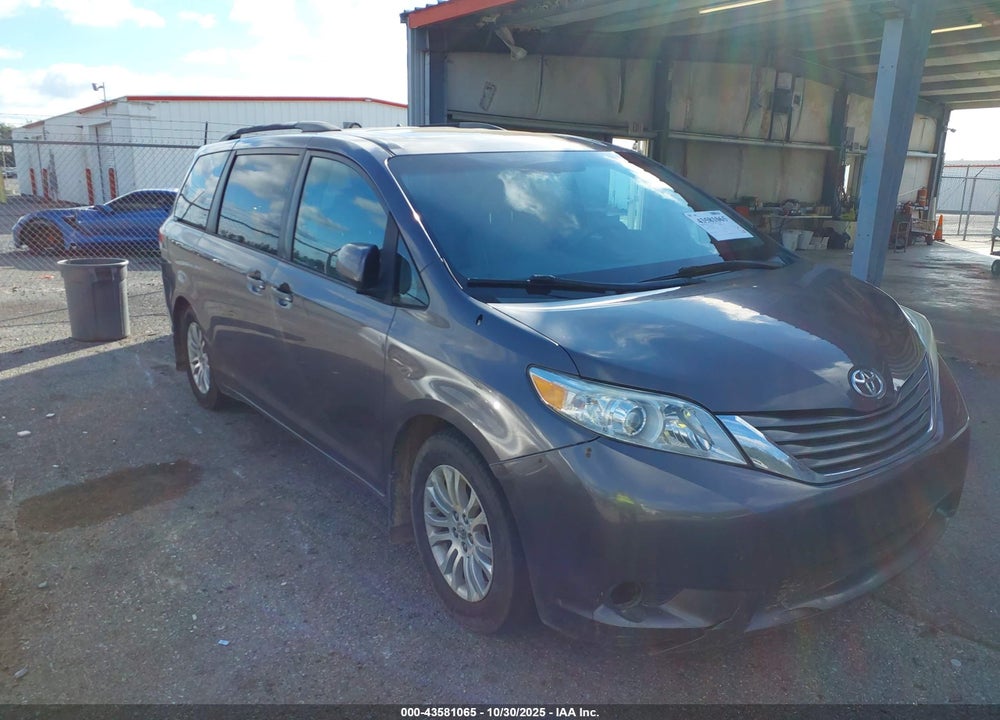 2013 TOYOTA SIENNA XLE V6 8 PASSENGER VIN: 5TDYK3DCXDS289278