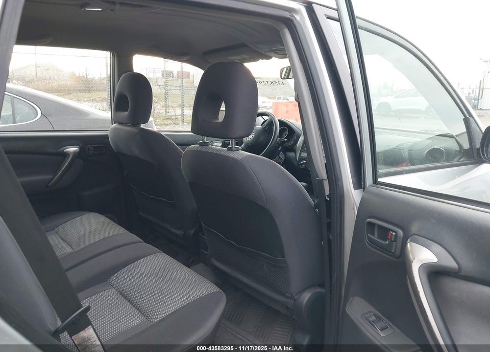 2005 TOYOTA RAV4 VIN: JTEGD20V750062492