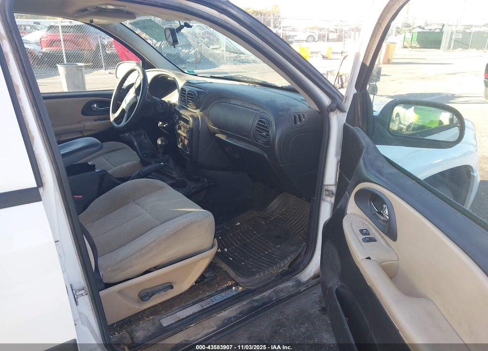 2005 CHEVROLET TRAILBLAZER LS VIN: 1GNDT13S652205143